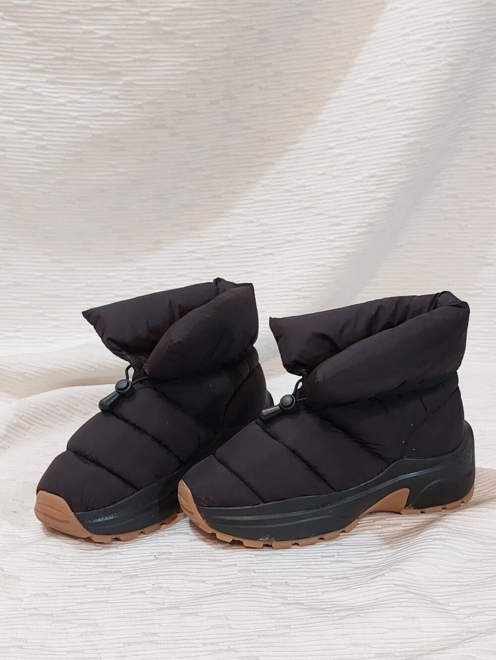 H&M Black Quilted Puffer Ankle Snow Boots with Tan Outsole Size 6